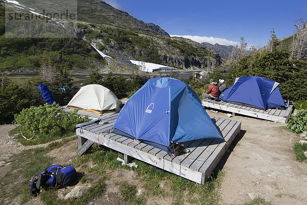 Zelte auf Holzplattformen  Happy Camp Zeltplatz am Chilkoot Pass/Trail  Klondike Goldrausch  British Columbia  Kanada  Nordamerika