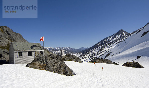 Schutzhütte für Bergsteiger auf dem Gipfel  kanadische Flagge  Chilkoot Pass/Trail  Klondike Goldrausch  British Columbia  Kanada  Nordamerika