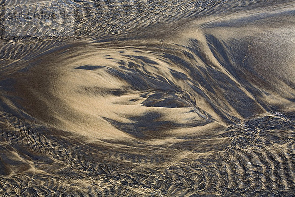 Strukturen im Sand mit fließendem Wasser  Strand  Atlantik