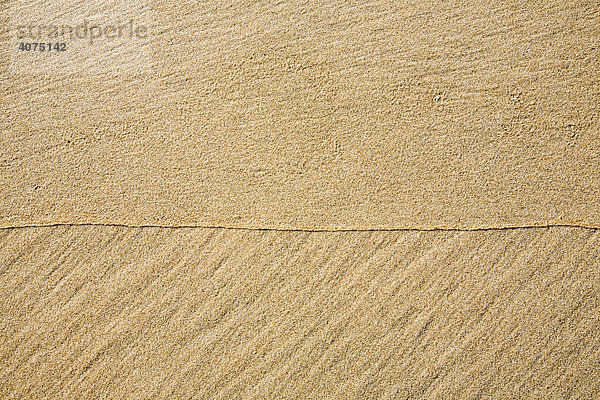 Strukturen im Sand im harten Streiflicht  Strand  Atlantik