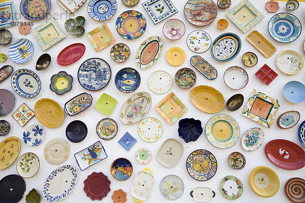 Zahlreiche Keramik Teller an einer Hauswand  Vila do Bispo  Algarve  Portugal  Europa