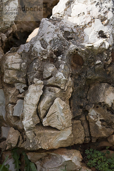 Steinstrukturen  Formen und Risse im Fels
