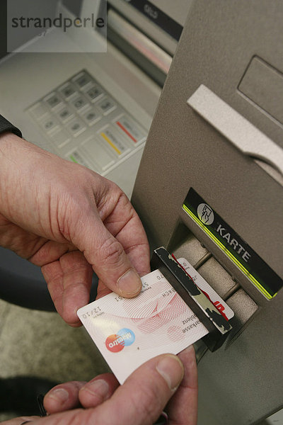 Bankmitarbeiter demonstriert technische Geräte  mit deren Hilfe Kriminelle die Kartendaten von EC-Karten an einem Geldautomaten ausspähen