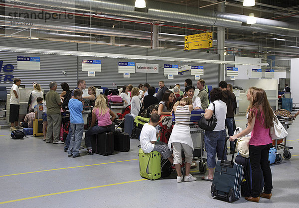 Passagiere warten am Check-In  Flughafen Frankfurt/Hahn  Lautzenhausen  Rheinland-Pfalz  Deutschland  Europa