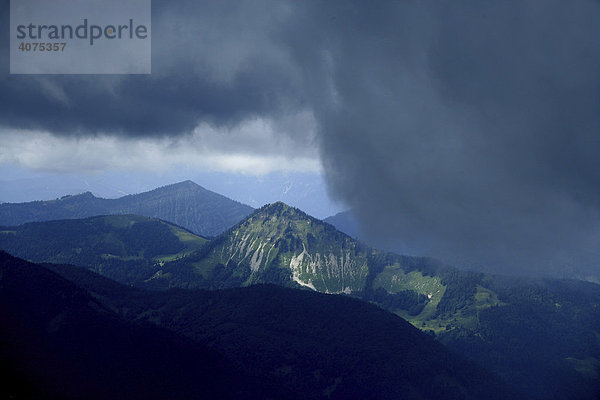 Gewitterwolken über den Bergen um den Wolfgangsee  Salzkammergut  Oberösterreich  Österreich  Europa