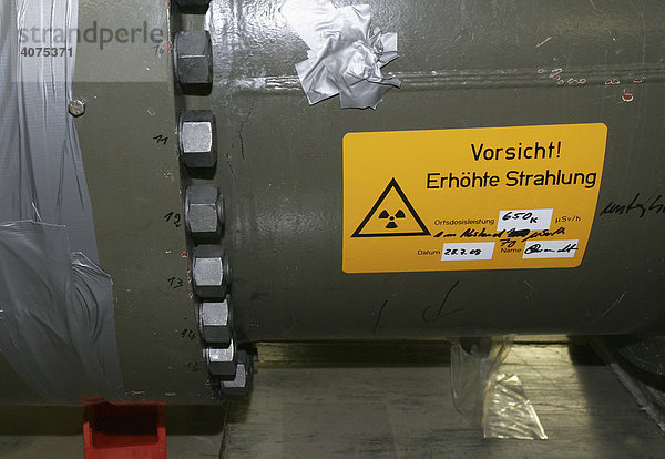 Rückbauarbeiten am Kernkraftwerk Mülheim-Kärlich  Hinweisschild Vorsicht  Erhöhte Strahlung auf einem demontierten Wärmetauscher im Kontrollbereich  Mülheim-Kärlich  Rheinland-Pfalz  Deutschland  Europa