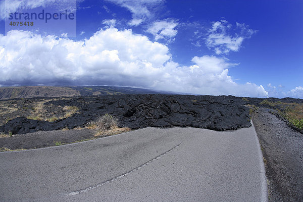 Erkaltete Lava auf einer Straße im Volcano-Park an der Südküste von Big Island  Hawaii  USA