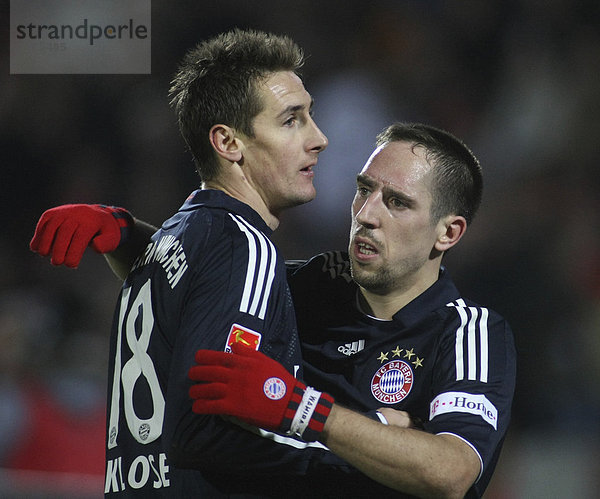 Miroslav Klose feiert seinen Treffer zum 2:1 mit Franck Ribery  Bayer-Leverkusen - Bayern-München  Bay-Arena Leverkusen  Nordrhein-Westfalen  Deutschland  Europa
