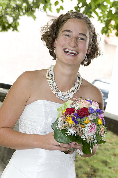 Junge Braut mit Blumenstrauß