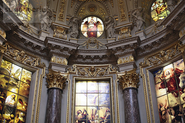 Kathedralfenster im Berliner Dom  Berlin  Deutschland  Europa