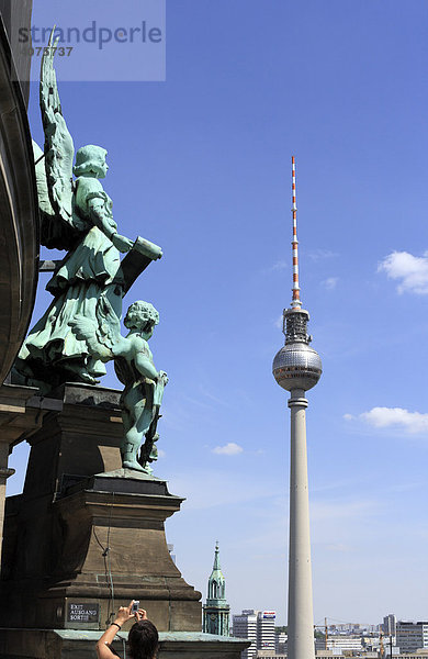 Engelfiguren am Berliner Dom vor dem Berliner Fernsehturm  Berlin  Deutschland  Europa