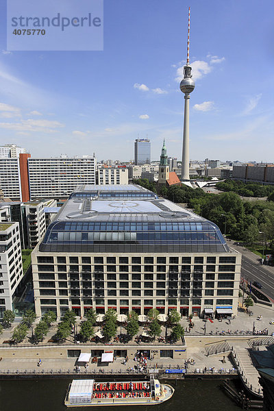 Radisson SAS Hotel an der Berliner Spree vor dem Alexanderplatz und Fernsehturm  Berlin  Deutschland  Europa