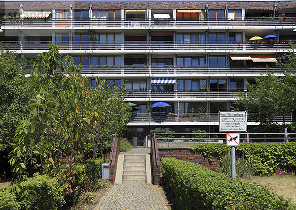 Moderne Wohngebäude  Zugang zu Neubauten im Wohnquartier Rummelsburger Bucht  Wasserstadt Alt Stralau  Expo 2000  Berlin  Deutschland  Europa