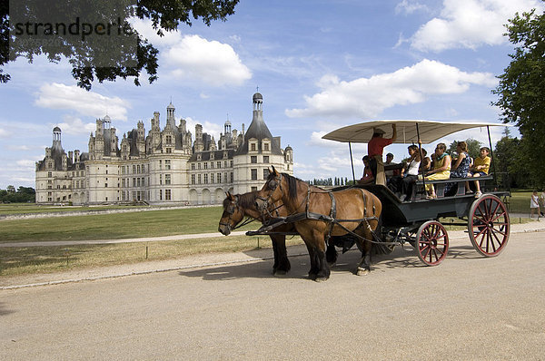Kutsche vor Schloss Chambord  das größte Schloss an der Loire  Frankreich  Europa