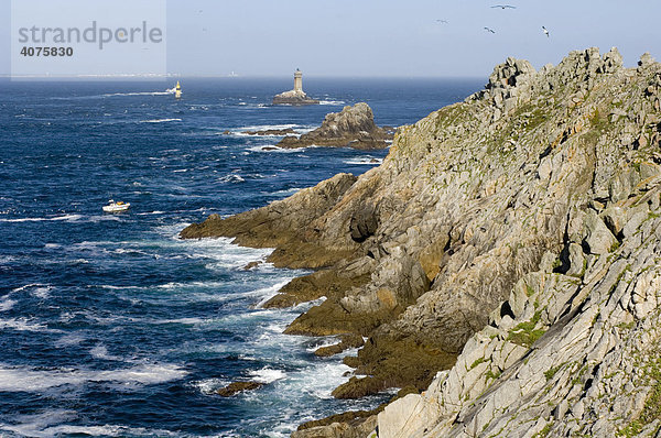 Wilde bretonische Küste am Pte. du Raz  Bretagne  Frankreich  Europa