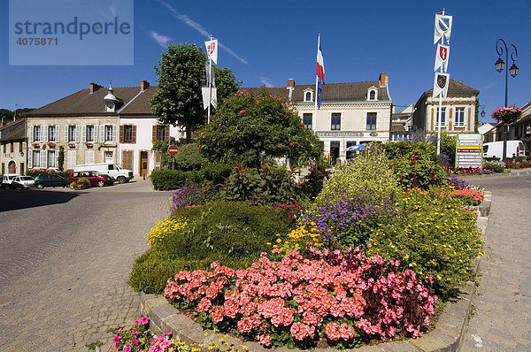 Blumengeschmückter Platz vor Häusern  Hauttiliers  Champagne  Frankreich  Europa