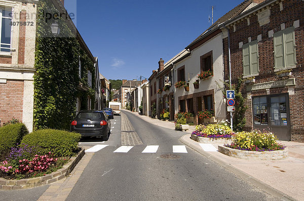 Straße mit Häusern  Hauttiliers  Champagne  Frankreich  Europa