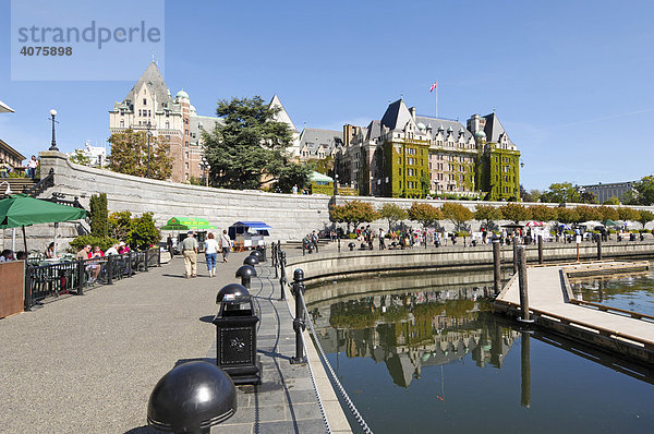 Der Hafen mit dem Empress Hotel in Victoria auf Vancouver Island  British Columbia  Kanada