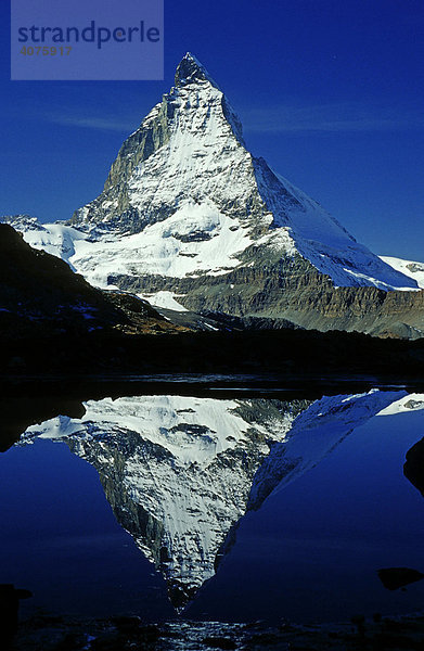 Matterhorn spiegelt sich in einem Bergsee  Schweiz  Europa