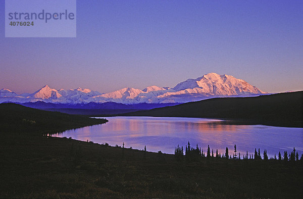 Mt. McKinley  der höchste Berg Nordamerikas spiegelt sich im Wonder Lake  Alaska  USA