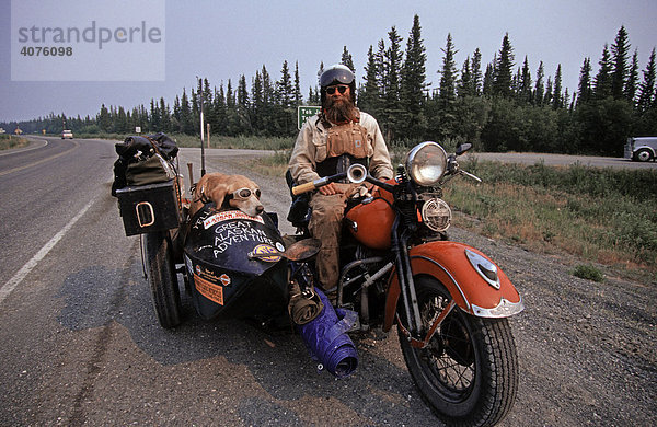 Mann und Hund mit Motorrad  Reisende auf dem Alaska Highway  Nordamerika