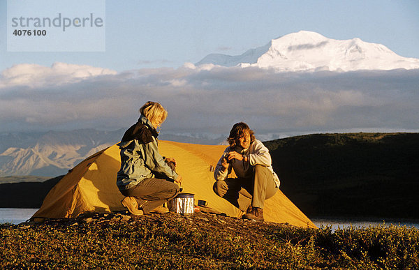 Frau und Mann vor Zelt  dahinter Mt. McKinley  Campen im Denali National Park  Alaska  Nordamerika