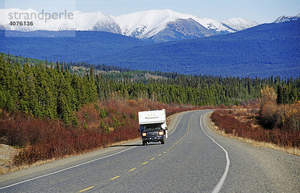 Unterwegs auf dem Alaska Highway  Yukon Territorium  Kanada  Nordamerika