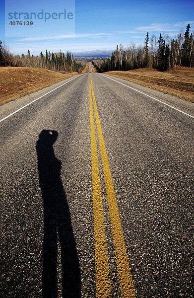 Unterwegs auf dem Alaska Highway in der Nähe von Dawson Creek  Kanada  Nordamerika
