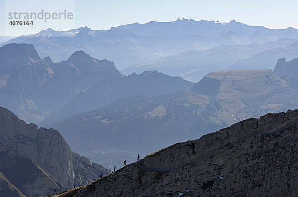 Churfirsten und die Glarner Alpen  davor Wanderer auf dem Weg zum Säntisgipfel  Schweiz  Europa