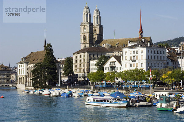Limmat  Altstadt  Blick auf das Wahrzeichen der Stadt  die Doppeltürme der Grossmünster Kirche  Zürich  Schweiz  Europa
