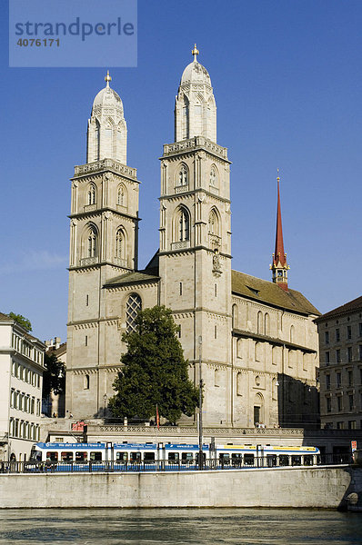 Doppeltürme der Grossmünster Kirche  Wahrzeichen der Stadt  Zürich  Schweiz  Europa