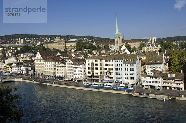 Zürichs Altstadt mit der Limmat  Zürich  Schweiz  Europa