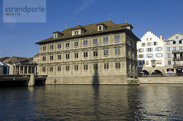 Rathaus von Zürich  davor die Limmat  Zürich  Schweiz  Europa