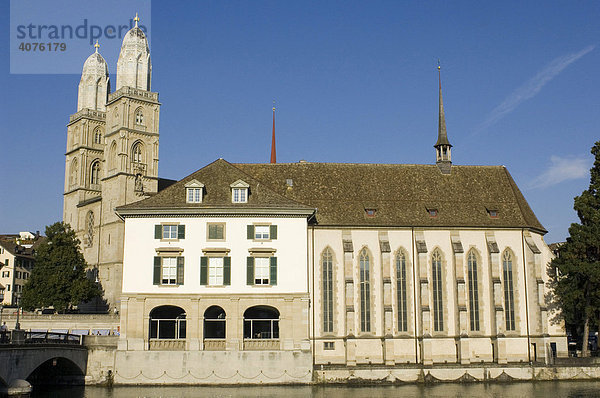 Die Wasserkirche  dahinter das Wahrzeichen der Stadt  die Doppeltürme der Grossmünsterkirche  Zürich  Schweiz  Europa