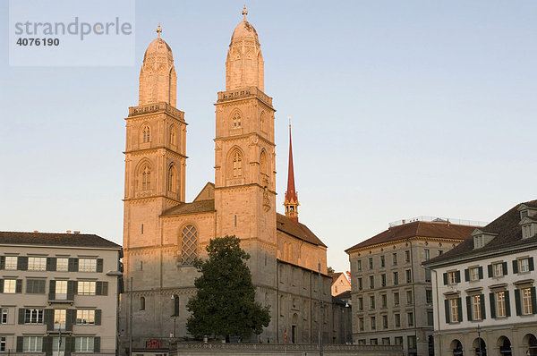 Doppeltürme der Grossmünster Kirche  Wahrzeichen der Stadt  Zürich  Schweiz  Europa