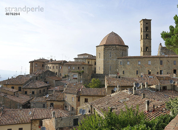 Blick auf die Altstadt von Volterra  Toskana  Italien  Europa