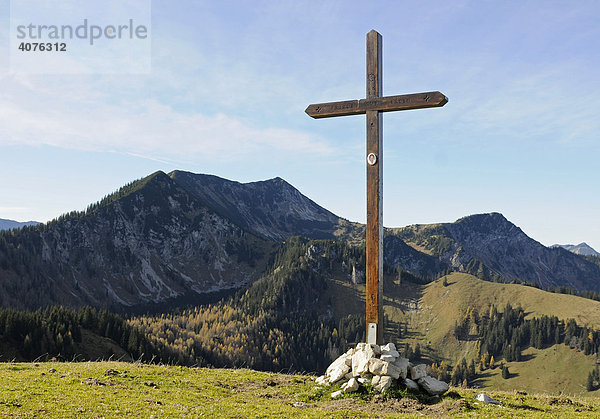 Gipfelkreuz auf der Brünnsteinschanze  1545m  mit Blick auf den Großen Traithen  Bayrischzell  Bayern  Deutschland  Europa