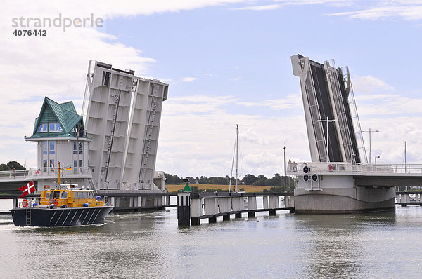 Klappbrücke am Hafen in Kappeln  Schleswig-Holstein  Norddeutschland  Deutschland  Europa