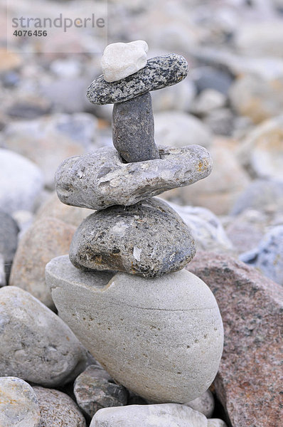 Aufgestapelte Steine am Strand