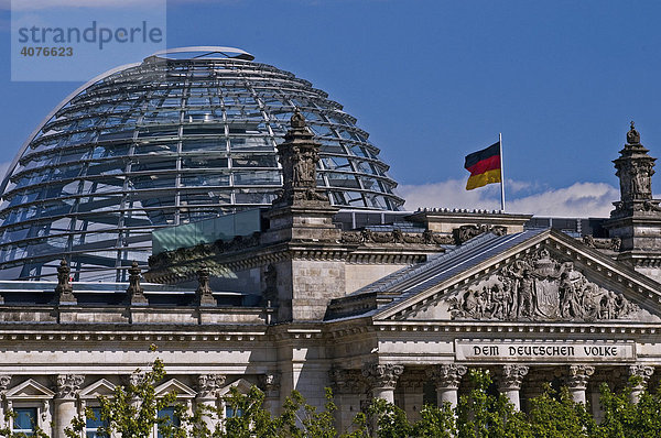 Teilansicht des Reichstags mit der Reichstagskuppel  Berlin  Deutschland  Europa