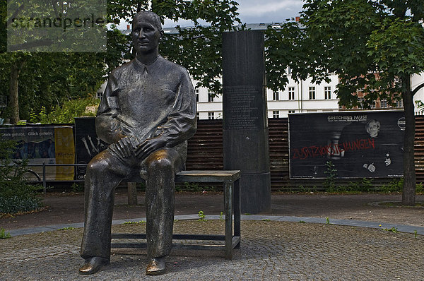 Bertold-Brecht-Denkmal beim Theater am Schiffbauerdamm  Berlin  Deutschland  Europa