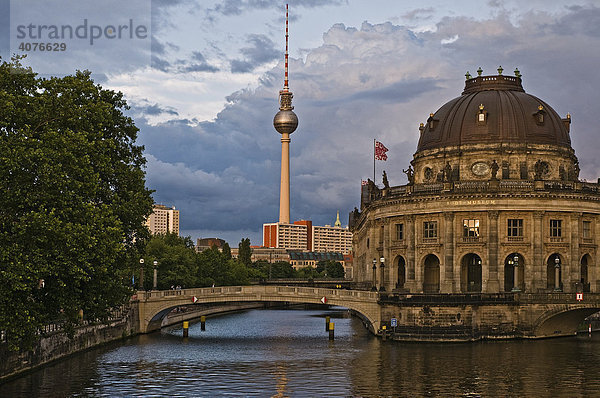 Bode-Museum  dahinter der Fernsehturm  Berlin  Deutschland  Europa