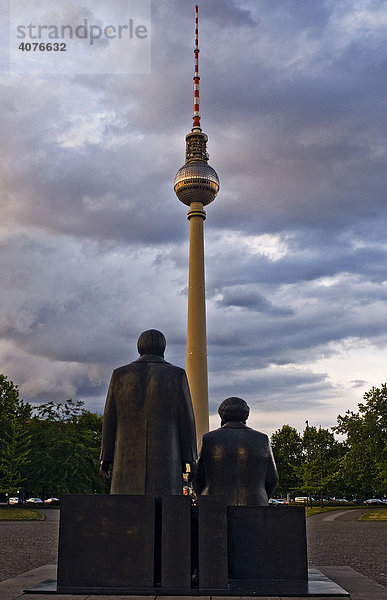 Blick auf den Fernsehturm  im Vordergrund das Marx-Engels-Denkmal  Berlin  Deutschland  Europa