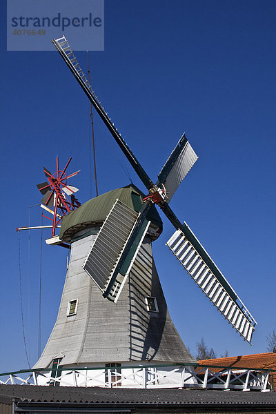 Historische Windmühle  Peldemühle  Galerieholländer mit Windrose  Wittmund  Ostfriesland  Niedersachsen  Deutschland  Europa