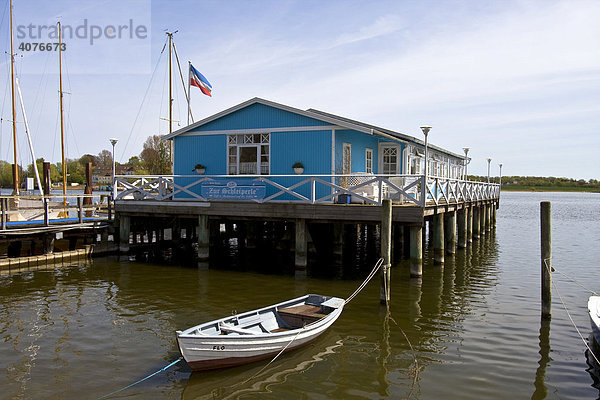 Cafe und Restaurant Zur Schleiperle in Arnis  Pfahlbau im Wasser vom Fluss Schlei  Bad Arnis  Schleswig-Holstein  Deutschland  Europa