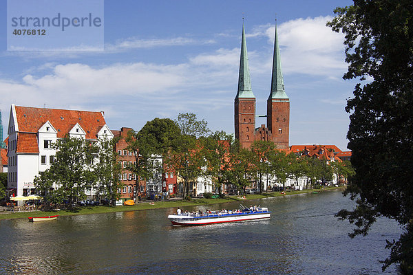 Ausflugsboot auf der Trave  Lübecker Dom  Dom zu Lübeck und Straße An der Obertrave  Lübecker Altstadt  Weltkulturerbe der Unesco  Hansestadt Lübeck  Schleswig-Holstein  Deutschland