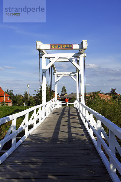 Hogendiekbrücke  historische holländische Zugbrücke über den Fluss Lühe  Mittelnkirchen  Steinkirchen  Altes Land  Niedersachsen  Deutschland  Europa
