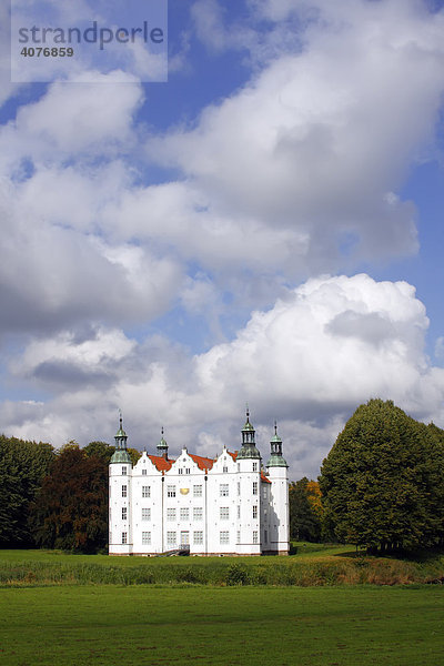 Schloss Ahrensburg mit Schlosspark  Wasserschloss  Stadt Ahrensburg  Kreis Stormarn  Schleswig-Holstein  Deutschland  Europa