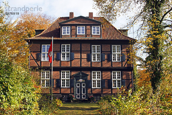 Wohldorfer Herrenhaus im Herbst  historisches Fachwerkhaus im Hamburger Stadtteil Wohldorf  Hamburger Walddörfer  Hansestadt Hamburg  Deutschland  Europa