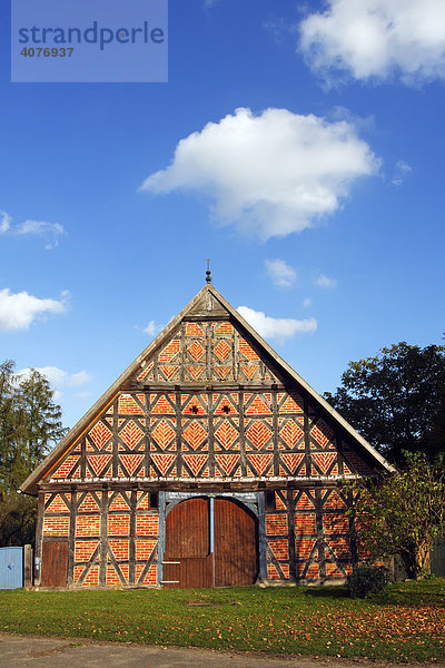 Historisches niedersächsisches Fachwerkhaus im Rundlingsdorf Gühlitz  Ständerhaus im Rundling  Hannoversches Wendland  Landkreis Lüchow-Dannenberg  Niedersachsen  Deutschland  Europa